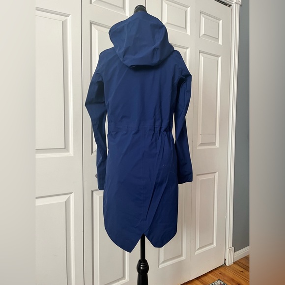 Lululemon rain shell 🍋 - Picture 2 of 8